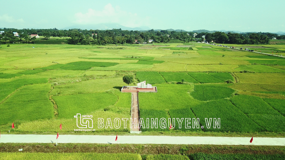  Di tích Nơi thành lập cơ sở Đảng cộng sản đầu tiên của tỉnh Thái Nguyên nằm giữa cánh đồng xóm Lau Sau, xã La Bằng.