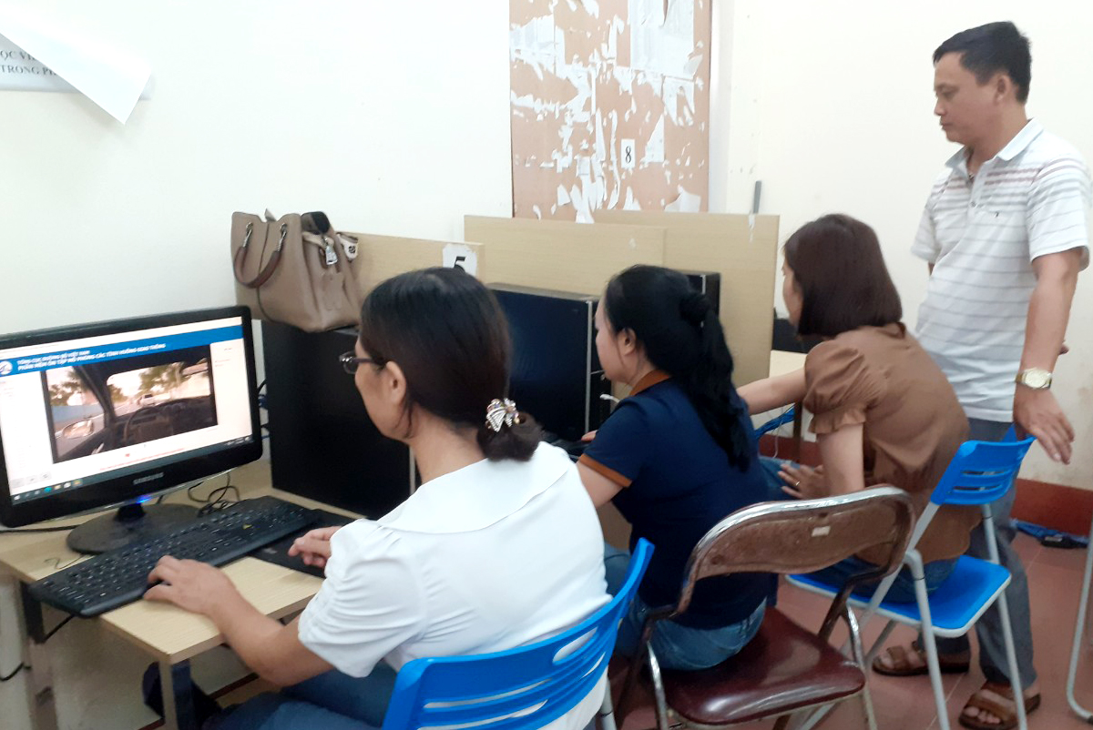  Giáo viên Trường Trung cấp nghề Thái Nguyên hướng dẫn các học viên lái xe ô tô thực hành trên phần mềm mô phỏng.