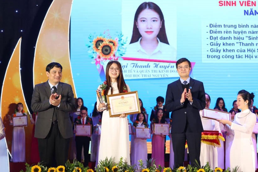 Em Lại Thanh Huyền, sinh viên lớp Kế toán tổng hợp K15, Trường Đại học Kinh tế và Quản trị Kinh doanh (Đại học Thái Nguyên) tại Lễ tuyên dương “Sinh viên 5 tốt” cấp Trung ương do Trung ương Hội Sinh viên Việt Nam tổ chức.