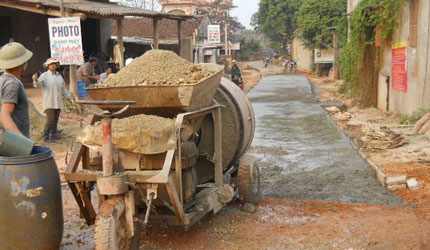  Đảng viên tổ dân phố Đoàn Kết, thị trấn Hương Sơn (Phú Bình) gương mẫu hiến đất làm đường để làm đường giao thông nông thôn.