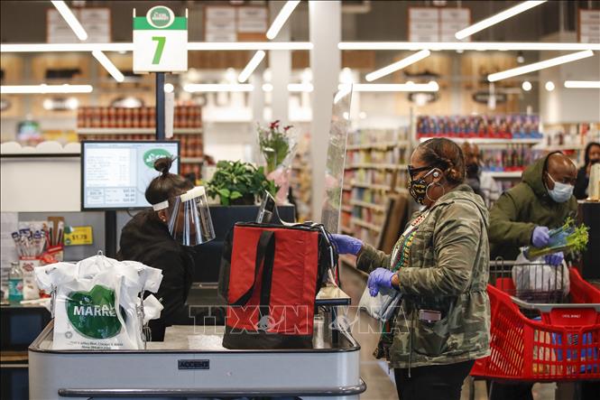  Người dân mua sắm tại một chợ tại Washington,DC, Mỹ. Ảnh: AFP/TTXVN