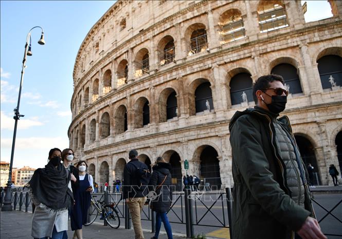  Người dân đeo khẩu trang phòng lây nhiễm COVID-19 tại Rome, Italy, ngày 24/1/2022. Ảnh: THX/TTXVN