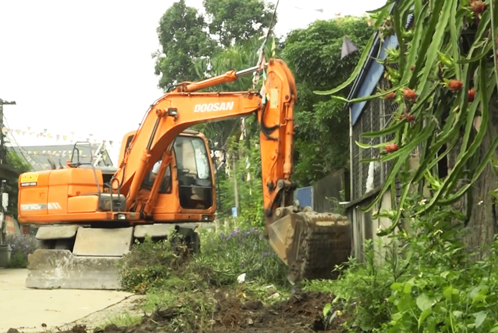  Người dân tháo dỡ tường rào, hiến đất phục vụ thi công tuyến đường Hà Thượng - Phục Linh.