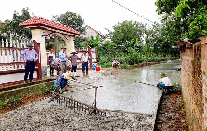   Người dân thi công tuyến đường trục tại xóm Tân Thành, xã Vạn Phái với chiều dài 400m, rộng 5m.
