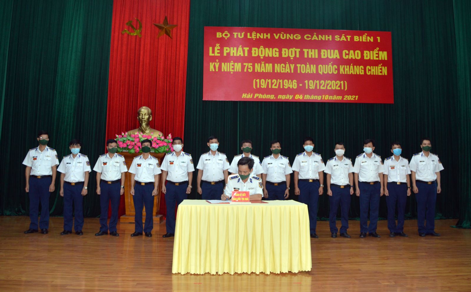  Các cơ quan, đơn vị BTL Vùng Cảnh sát biển 1 ký kết giao ước phát động đợt thi đua cao điểm.