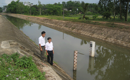  Cán bộ Xí nghiệp khai thác thủy lợi hồ Núi Cốc kiểm tra mực nước trên kênh