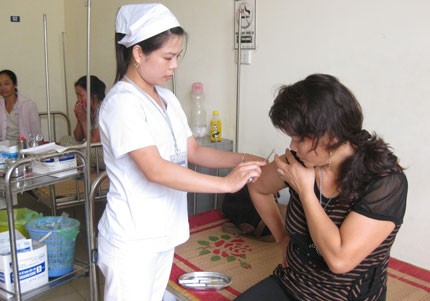 Cán bộ Trung tâm Y tế thị xã Sông Công tiêm cho bệnh nhân tại Khoa Điều trị.