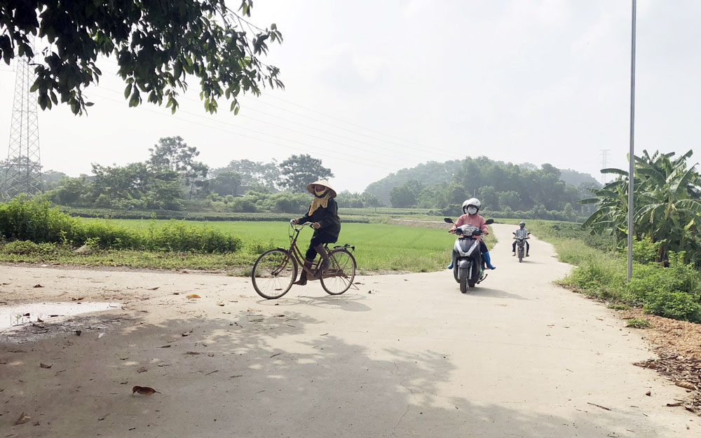  Các tuyến đường giao thông được cứng hóa đồng bộ giúp cho việc đi lại, giao thương hàng hóa của người dân ở xóm Làng Phan, xã Cổ Lũng (Phú Lương) thuận tiện hơn.