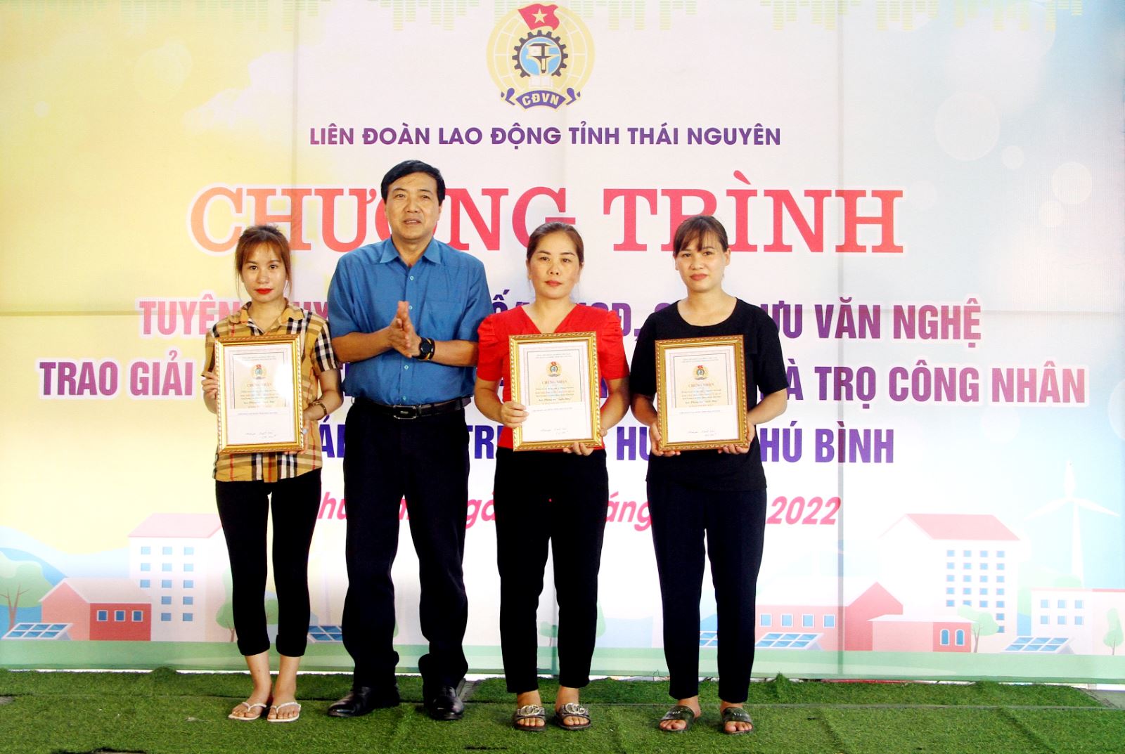  Lãnh đạo LĐLĐ tỉnh trao chứng nhận cuộc thi phòng trọ sạch - đẹp cho người lao động.