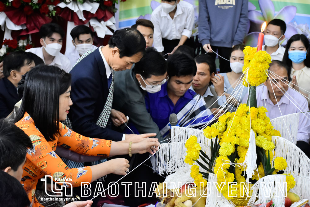  Các đại biểu và LHS Lào, Campuchia cùng nhau tham gia Lễ buộc chỉ tay trong không khí vui vẻ, ấm cúng