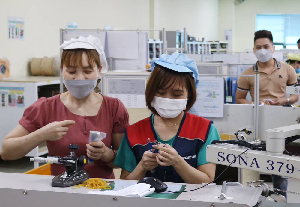  Người lao động tại Công ty TNHH WoojinQPD Vina, phường Hồng Tiến (TP. Phổ Yên) sử dụng đầy đủ phương tiện bảo vệ cá nhân khi làm việc.