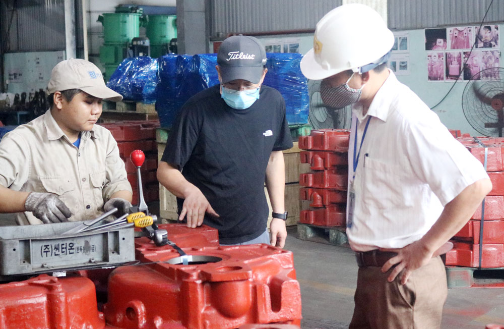  Hiện trên địa bàn tỉnh có 162 cơ sở, doanh nghiệp đang sử dụng với tổng số gần 1.000 lao động là người nước ngoài. Trong ảnh: Ông Baek Seung Hun (giữa), người Hàn Quốc, Phó Giám đốc Công ty TNHH Bjsteel Việt Nam, Khu công nghiệp Sông Công (T.P Sông Công) làm việc cùng người lao động Việt Nam.