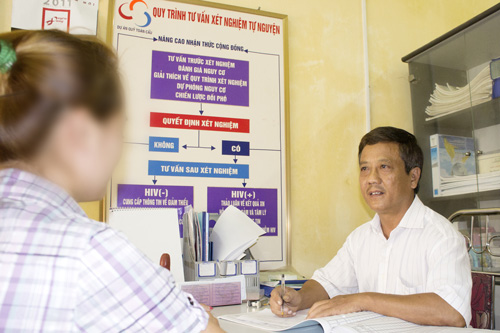  Riêng tháng 10, toàn tỉnh phát hiện mới 26 người nhiễm HIV. Trong ảnh Cán bộ Trung tâm Phòng chống HIV/AIDS tỉnh tư vấn xét nghiệm tự nguyện cho người nghi nhiễm HIV.