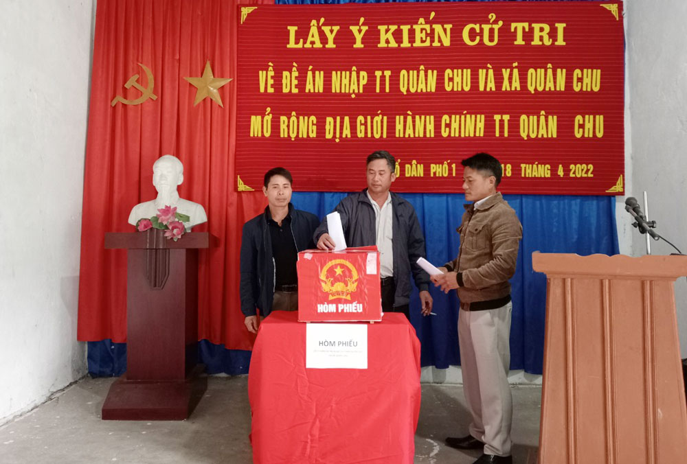  Người dân thị trấn Quân Chu đi bỏ phiếu.
