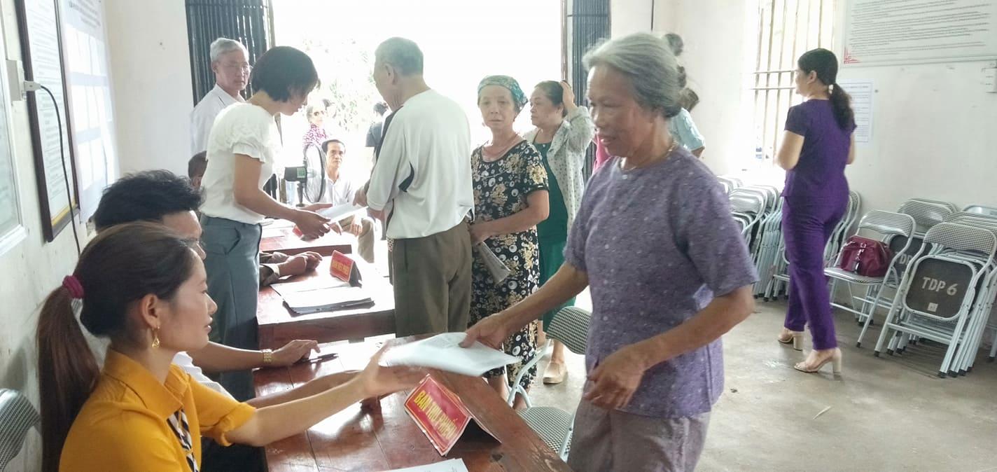  Cử tri tổ 6, phường Lương Châu bỏ phiếu lấy ý kiến về việc sáp nhập phường Lương Châu và xã Vinh Sơn.