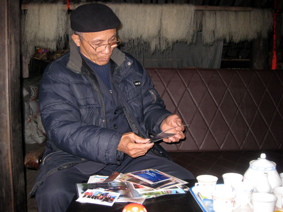   Ông Hoàng Văn Toòng  Xem lại một số ảnh tư liệu về Lễ hội Oóc Pò của làng.