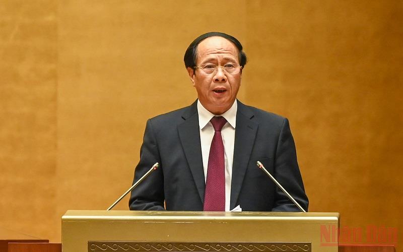  Phó Thủ tướng Lê Văn Thành trình bày Báo cáo của Chính phủ tại phiên khai mạc Kỳ họp thứ 3, Quốc hội khóa XV. Ảnh: Báo Nhân Dân