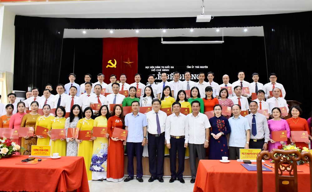  Lãnh đạo Học viện Chính trị Quốc gia Hồ Chí Minh và tỉnh Thái Nguyên chúc mừng các học viên tốt nghiệp lớp học cao cấp lý luận chính trị.