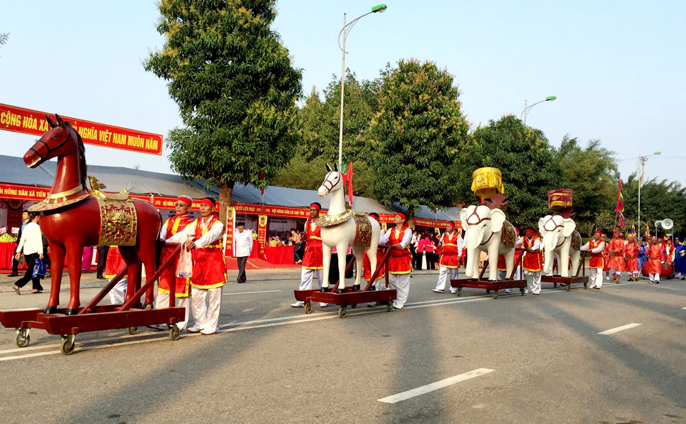 Nghi lễ rước voi, ngựa tại Lễ hội Đền thờ Hai Bà Trưng (huyện Mê Linh, T.P Hà Nội) được tổ chức hàng năm. Ảnh: Tư liệu