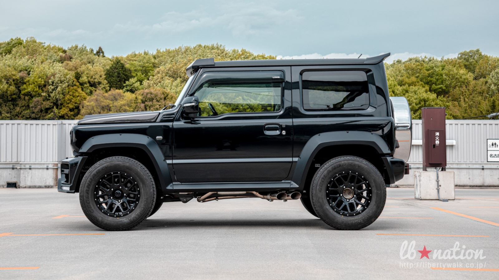 Ngoại hình của chiếc xe khi nhìn ngang không khác Mercedes-Benz G-Class là bao.