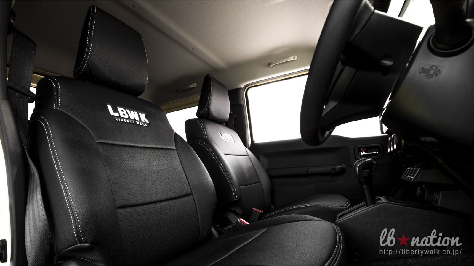 Khoang nội thất chỉ được Liberty Walk nâng cấp nhẹ.