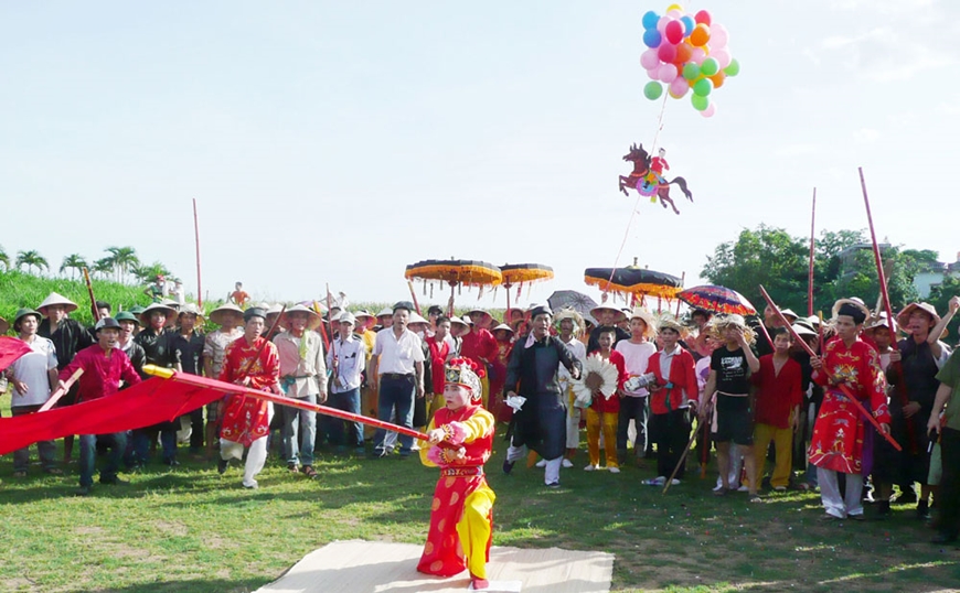  Tái hiện truyền thống lịch sử đấu tranh giữ nước của tổ tiên ta trong Lễ hội Gióng Phù Đổng, Gia Lâm, Hà Nội.