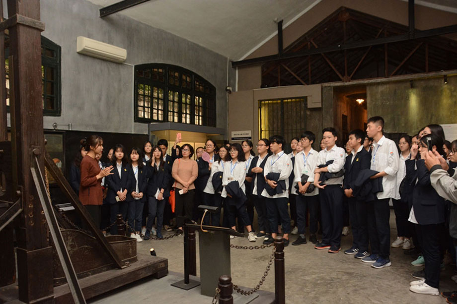  Học sinh Trường THPT Việt Đức (Hà Nội) học lịch sử bằng trải nghiệm tham quan di tích Nhà tù Hỏa Lò (ảnh chụp trước thời điểm dịch Covid-19). Ảnh: TRÀ MY