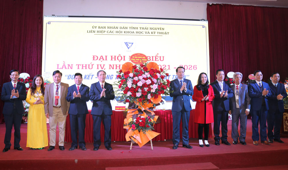  Đồng chí Phó Chủ tịch UBND tỉnh tặng hoa chúc mừng Đại hội