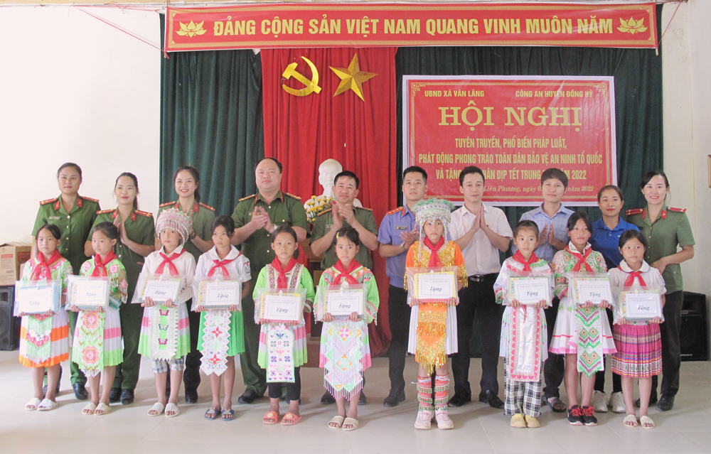  Lãnh đạo Công an huyện Đồng Hỷ tặng quà học sinh điểm trường Liên Phương, thuộc Trường Tiểu học số 2 Văn Lăng.
