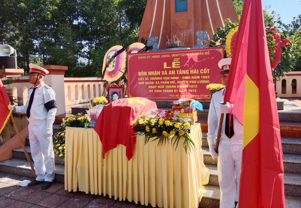  Hài cốt liệt sĩ Trương Văn Ninh được đưa về an táng tại Nghĩa trang liệt sĩ xã Phấn Mễ (Phú Lương).