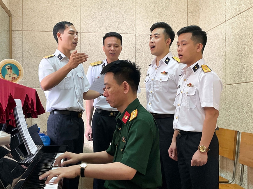 Đại úy QNCN, nhạc sĩ Nguyễn Duy Kỳ bắt nhịp cho đồng đội thể hiện ca khúc.