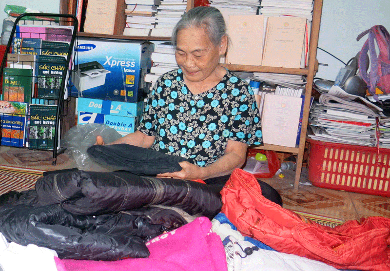  Từ năm 2015 đến nay, bà Lê Thị Thảo đã trích tiền lương mỗi tháng của mình, cùng với việc vận động các nhà hảo tâm đến nhiều xã khó khăn của huyện Định Hóa, Phú Lương để trao quà, tổng trị giá trên 36 triệu đồng cho các hộ nghèo, học sinh có hoàn cảnh khó khăn.