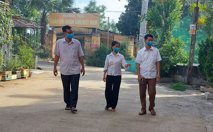  Ông Nguyễn Xuân Bốn (ngoài cùng bên phải) đã làm tốt công tác “dân vận khéo” trong huy động sức dân xây dựng các công trình ở tổ. Trong ảnh: Tuyến đường bê tông trồng cây xanh dẫn vào nhà văn hóa tổ dân phố Cầu Trắng, thị trấn Đu là một trong số công trình nhân dân đóng góp tiền xây dựng. 