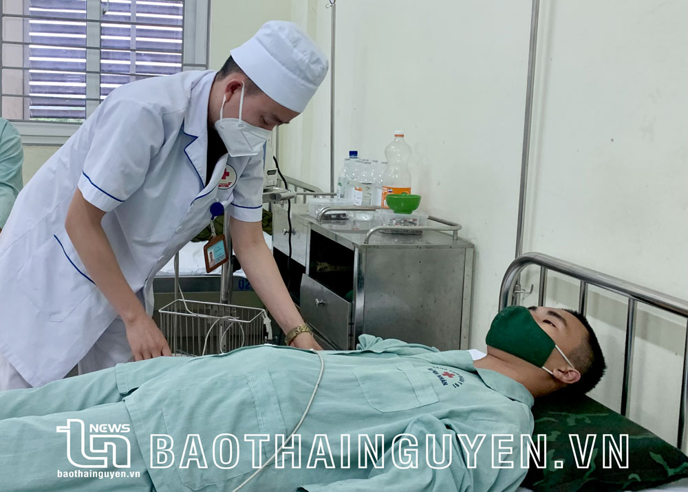  Y sĩ Đào Mạnh Hà kiểm tra sức khỏe cho bệnh nhân nội trú.
