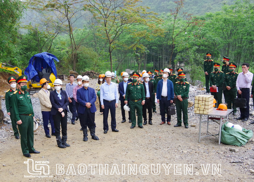  Đồng chí Bí thư Tỉnh uỷ và các đồng chí lãnh đạo tỉnh đi trinh sát và xác định một số vị trí thực hành diễn tập tỉnh Thái Nguyên năm 2022.