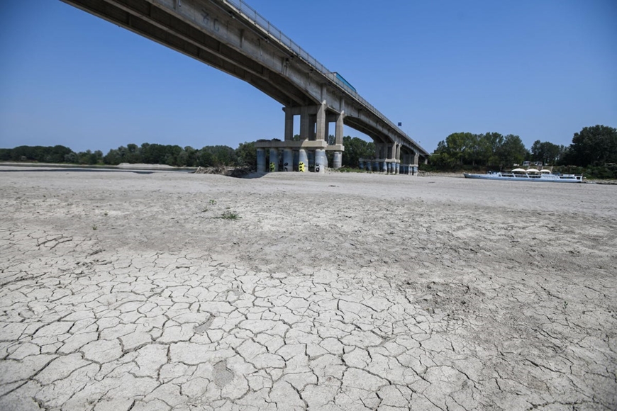  Một đoạn lòng sông Po khô cạn ở Boretto, phía Đông Bắc Parma (Italy), ngày 15-6. Ảnh: AFP