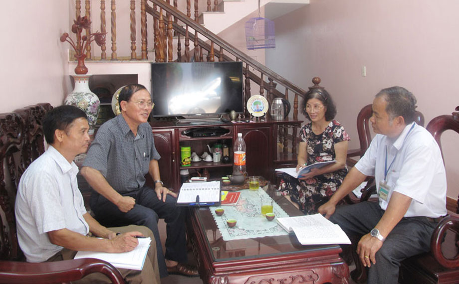  Phường Phan Đình Phùng (TP. Thái Nguyên) nhiều năm nay luôn có cán bộ của thành phố luân chuyển về đảm nhiệm các vị trí chủ chốt. Trong ảnh: Lãnh đạo phường trao đổi công việc với Chi bộ tổ dân phố 12. Ảnh: T.L