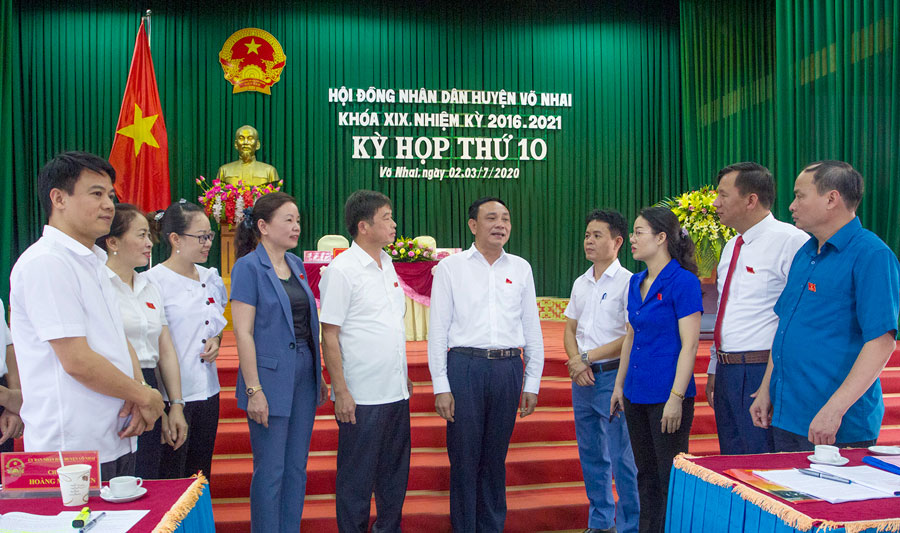  Đồng chí Phạm Văn Thọ, Ủy viên Ban Thường vụ Tỉnh ủy, Trưởng Ban Nội chính Tỉnh ủy nguyên là Bí thư Huyện ủy trao đổi với các đồng chí lãnh đạo huyện về công tác thực hiện nghị quyết trên địa bàn. 