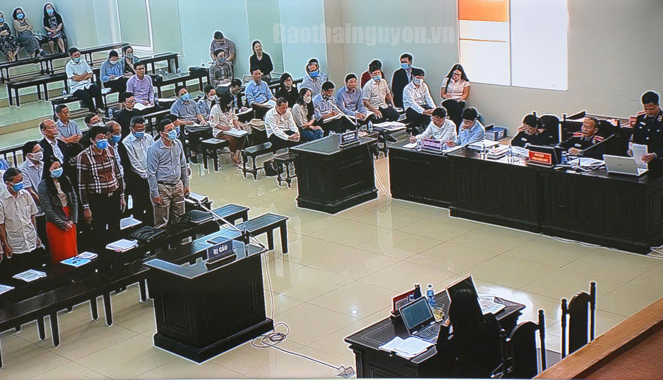  Các bị cáo nghe đại diện Viện Kiểm sát Nhân dân T.P Hà Nội nêu quan điểm xử lý, đề nghị mức án.