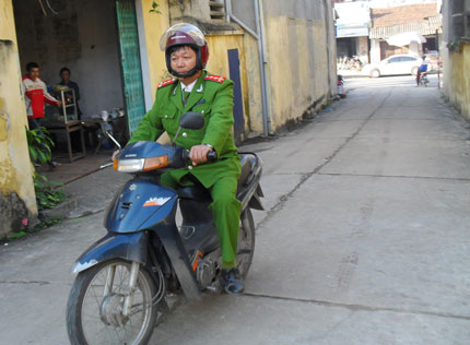  Anh Nguyễn Văn Hồi thường xuyecirc;n đi cơ sở để nắm bắt tigrave;nh higrave;nh an ninh trật tự địa bagrave;n.