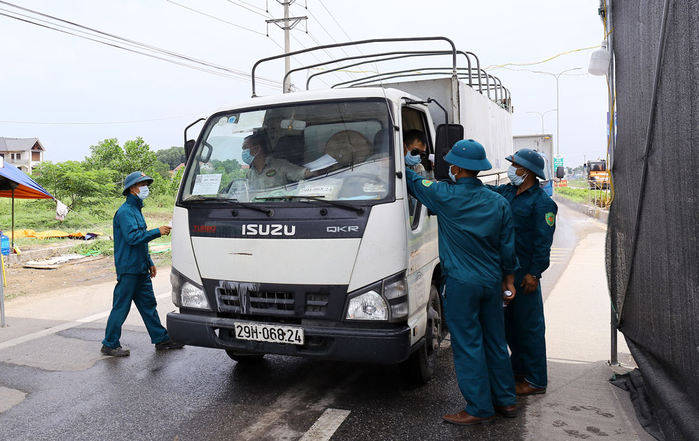  Các phương tiện vận tải được cấp thẻ nhận diện luồng xanh lưu thông qua chốt kiểm soát liên ngành phòng, chống dịch COVID-19 trên địa bàn T.X Phổ Yên.