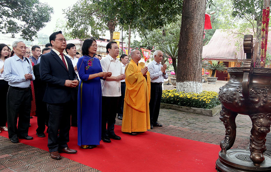   Các đại biểu dâng hương tưởng niệm Đức vua Lý Thái Tổ.