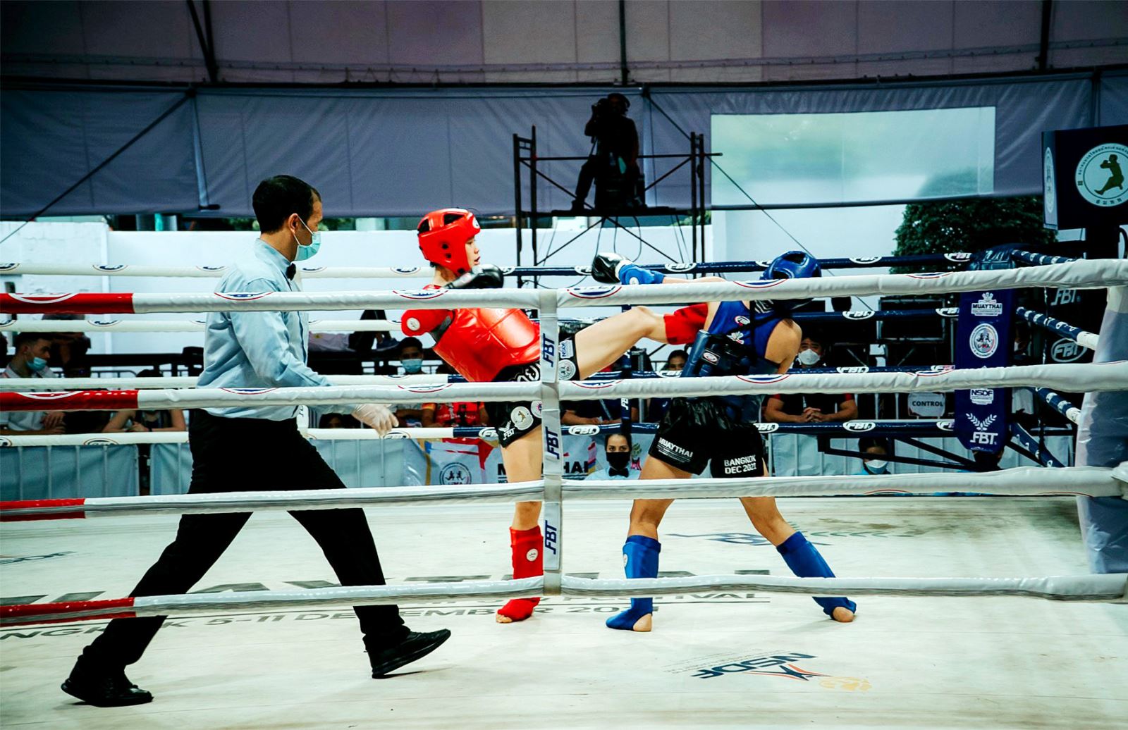 VĐV Bàng Thị Mai (áo giáp đỏ) trong một trận đấu Muay.