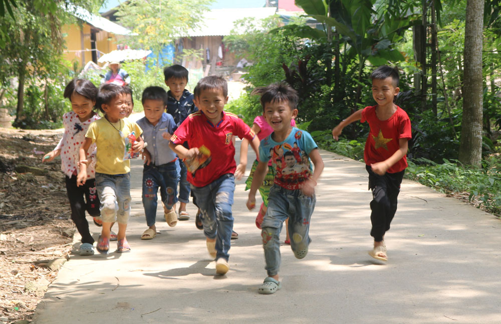  Trẻ cùng cao hồn nhiên trong nắng sớm.