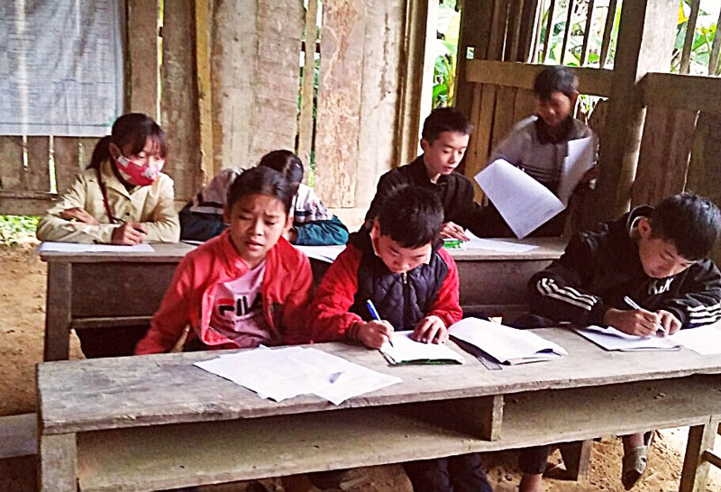  Các em học sinh Trường Phổ thông dân tộc bán trú THCS Nghinh Tường nhận bài tập và tổ chức phân phát cho cá nhóm trong khu dân cư tại Nhà văn hóa xóm Thâm Thạo.