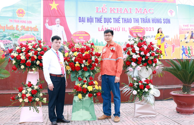   Đại diện MHT tặng hoa chúc mừng Đại hội Thể dục - Thể thao thị trấn Hùng Sơn (Đại Từ).