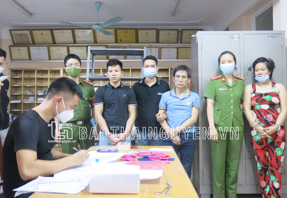  Các đối tượng: Trần Thị Lành (ngoài cùng bên phải), Bùi Quốc Hùng (thứ 3 từ phải sang), Bùi Xuân Hiệp (đứng thứ 5 từ phải sang) tại cơ quan Công an