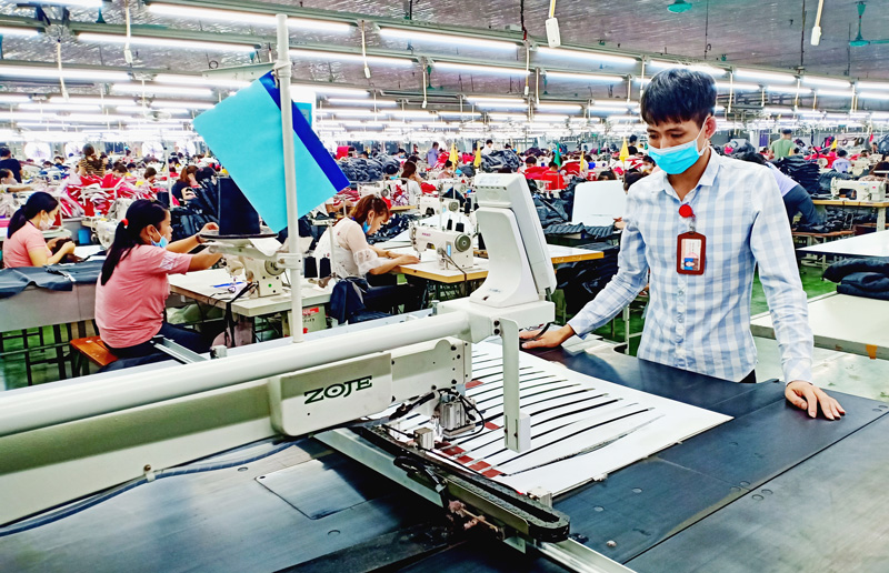  Công nhân Công ty CP Đầu tư và Phát triển TDT sử dụng máy may bán tự động may áo Jacket xuất khẩu sang thị trường Mỹ.