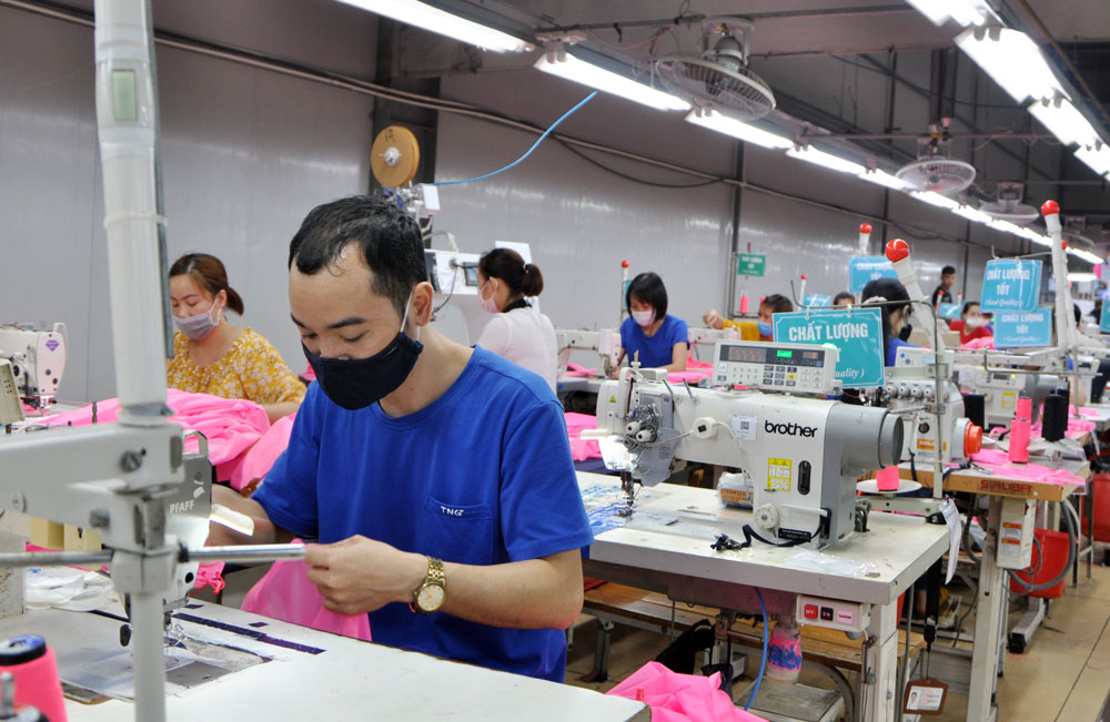  Công nhân Chi nhánh May Sông Công (Công ty CP Đầu  tư và Thương mại TNG) may sản phẩm quần, áo xuất khẩu.