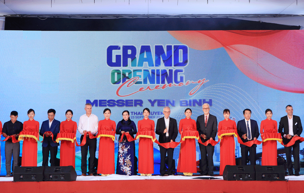  The delegates cut the ribbon to inaugurate Messer Yen Binh Factory.